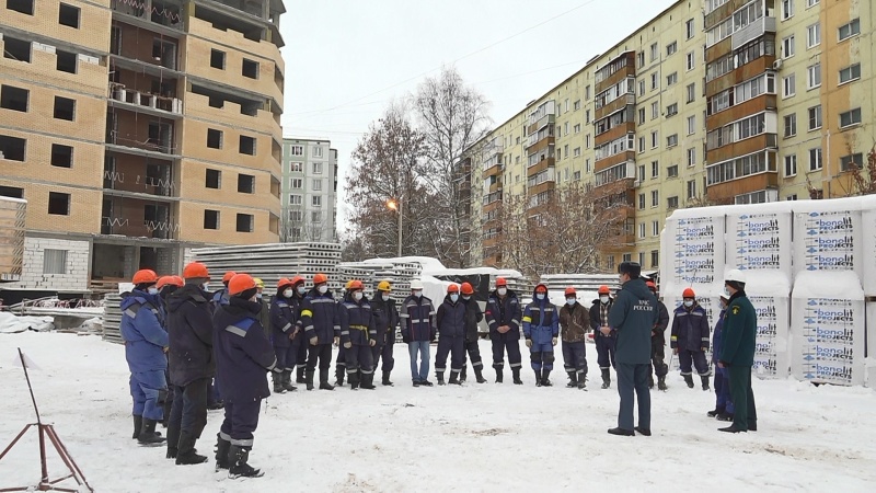 Сотрудники МЧС совместно с инспекторами стройнадзора проводят обследования стройплощадок Подмосковья