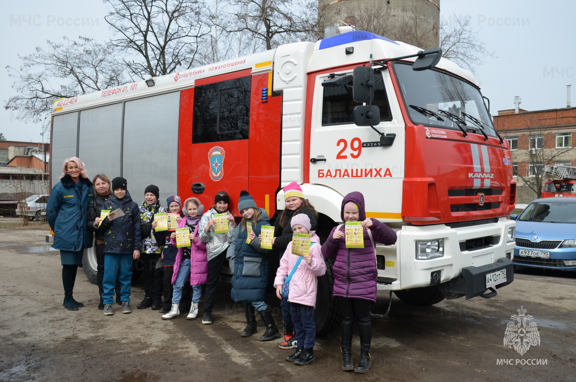 Учащиеся Белоусовской школы Балашихи посетили пожарно-спасательную часть -  Новости - Главное управление МЧС России по Московской области