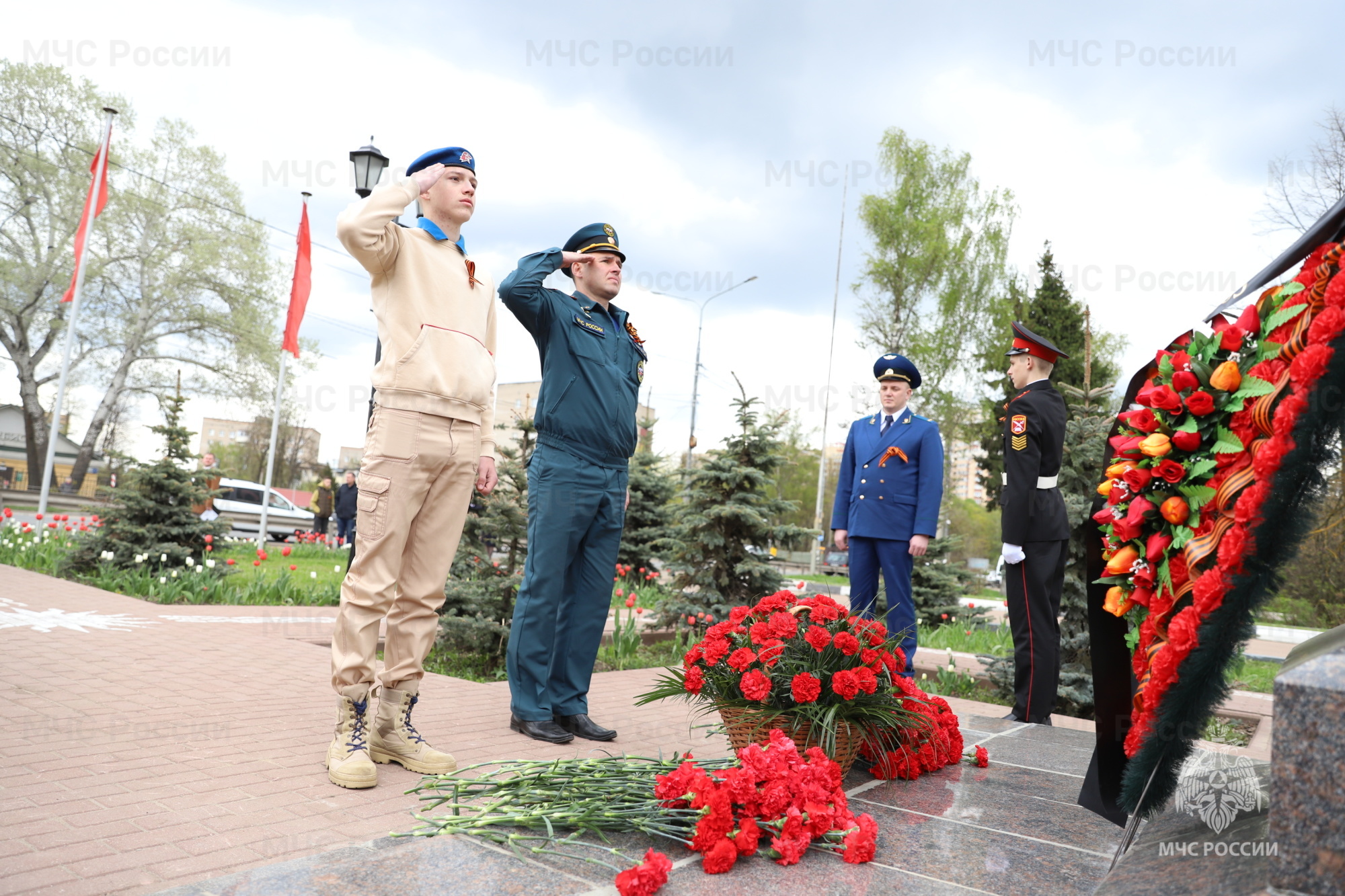 Торжественная церемония возложения цветов к памятнику «Воину-освободителю»  прошла в Солнечногорске - Новости - Главное управление МЧС России по  Московской области