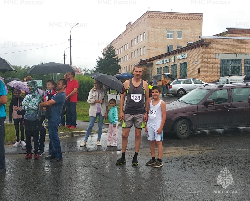 Пожарные и спасатели приняли участие в легкоатлетическом забеге