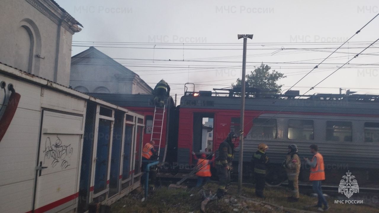 Пожар на крыше электропоезда в городском округе Солнечногорск - Оперативная  информация - Главное управление МЧС России по Московской области