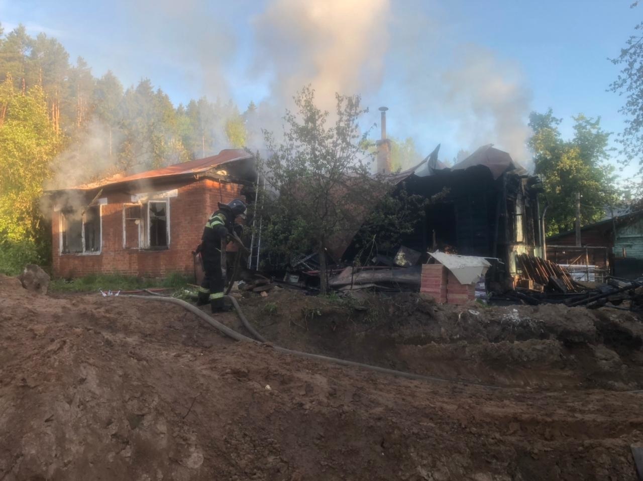 Пожар в посаде сегодня. Пожар Сергиев Посад. Пожар в Павловском Посаде. Сгорел дом в Подмосковье. В Волоколамске сгорел дом в деревне.