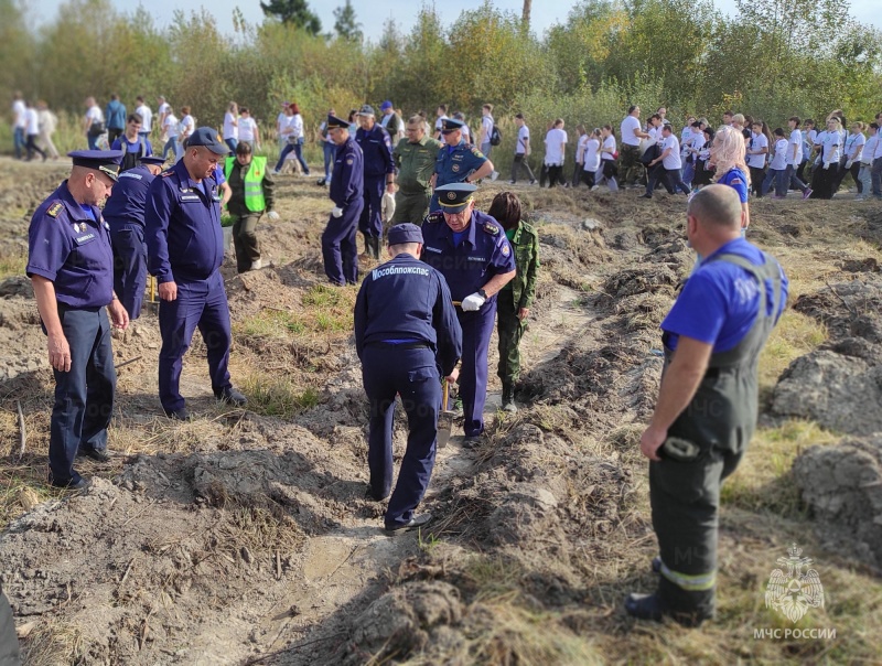 Пожарные и спасатели присоединились к экологической акции по посадке деревьев